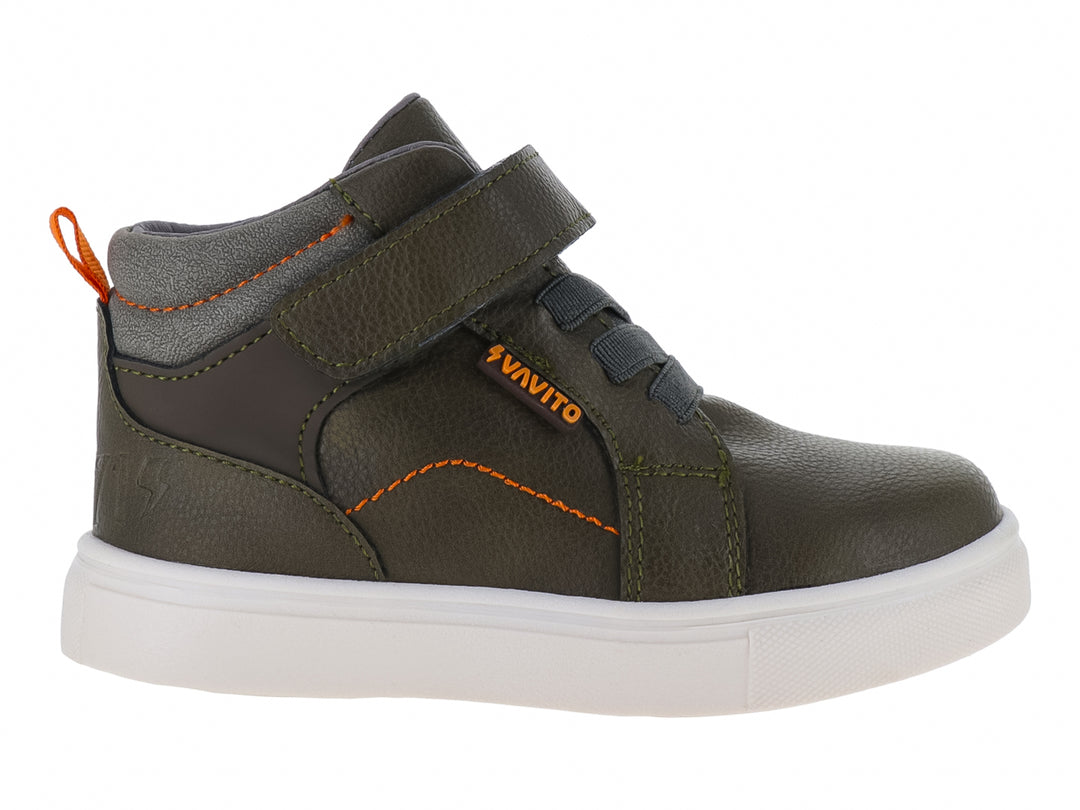 Zapato botín para niño marca VAVITO en color verde militar con suela blanca y detalles en naranja.