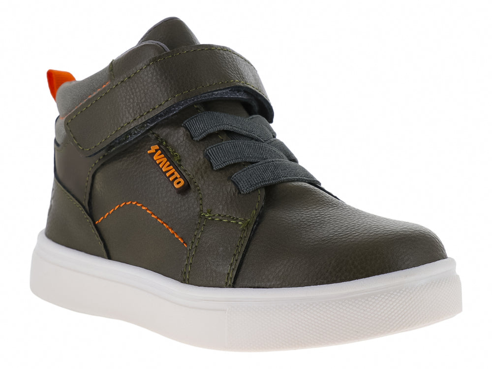 Zapato botín para niño marca VAVITO en color verde militar con suela blanca y detalles en naranja.