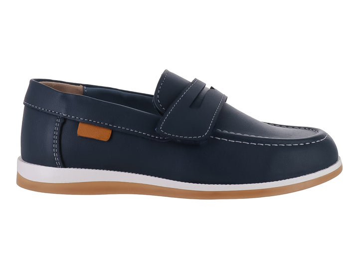 Zapato tipo mocasín color azul marino para niño con suela blanca y detalles en color miel.