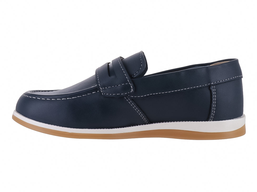 Zapato tipo mocasín color azul marino para niño con suela blanca y detalles en color miel.