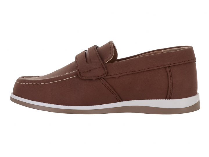 Zapato tipo mocasín para niño en color cognac con suela blanca y detalle decorativo en el empeine.