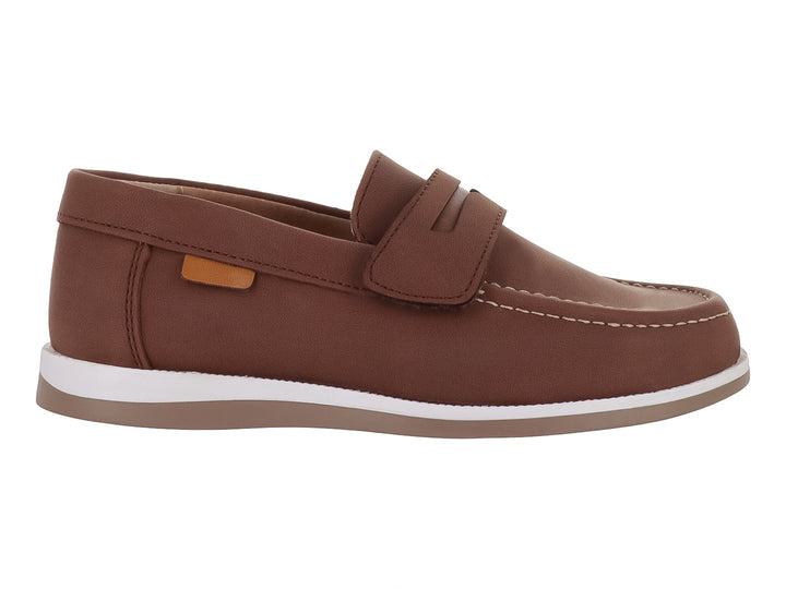 Zapato tipo mocasín para niño en color cognac con suela blanca y detalle decorativo en el empeine.