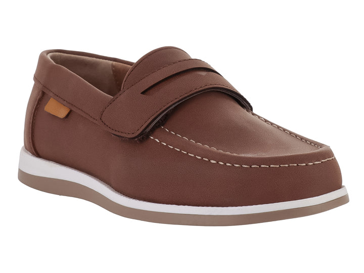 Zapato tipo mocasín para niño en color cognac con suela blanca y detalle decorativo en el empeine.