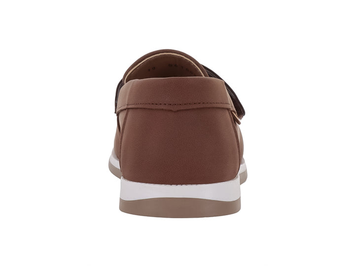 Zapato tipo mocasín para niño en color cognac con suela blanca y detalle decorativo en el empeine.
