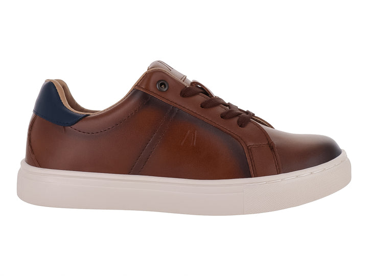 Tenis casuales para niño en color cognac con suela blanca y detalle azul en el talón.
