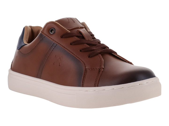 Tenis casuales para niño en color cognac con suela blanca y detalle azul en el talón.