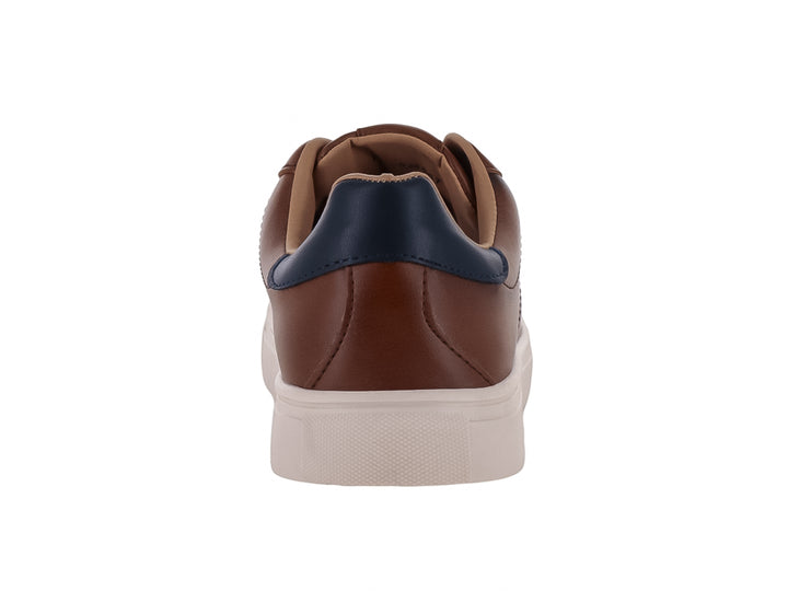 Tenis casuales para niño en color cognac con suela blanca y detalle azul en el talón.