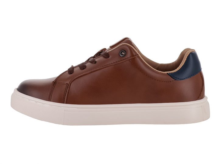 Tenis casuales para niño en color cognac con suela blanca y detalle azul en el talón.