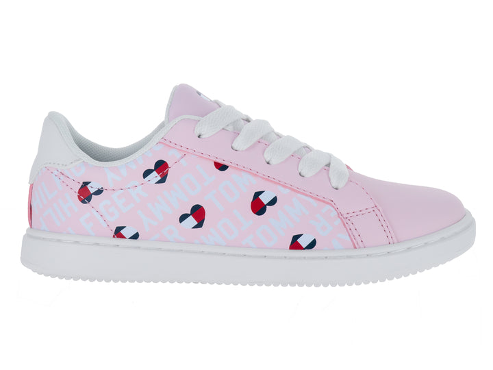 Tenis rosas para niña de Tommy Hilfiger con estampado de corazones y suela blanca.