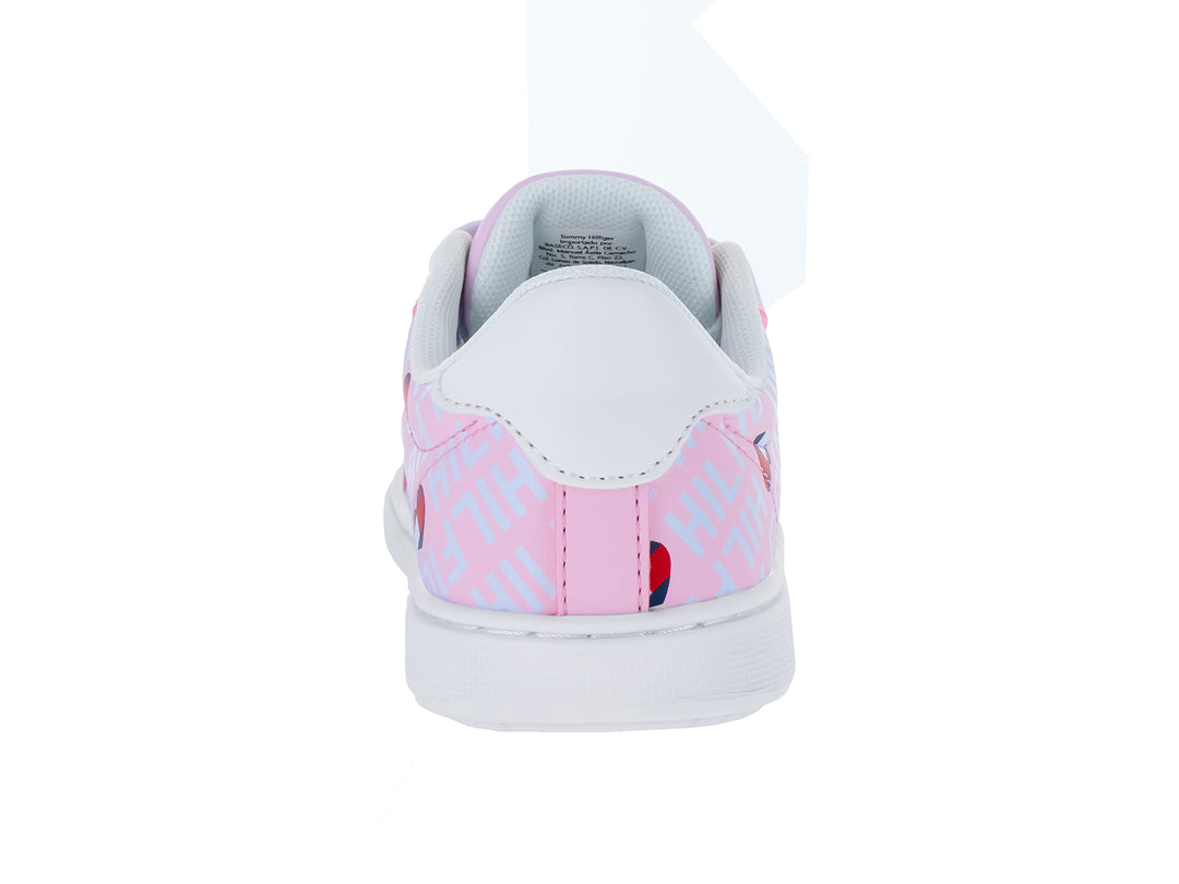 Tenis rosas para niña de Tommy Hilfiger con estampado de corazones y suela blanca.