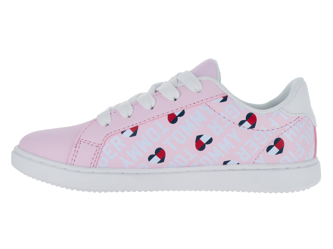 Tenis rosas para niña de Tommy Hilfiger con estampado de corazones y suela blanca.