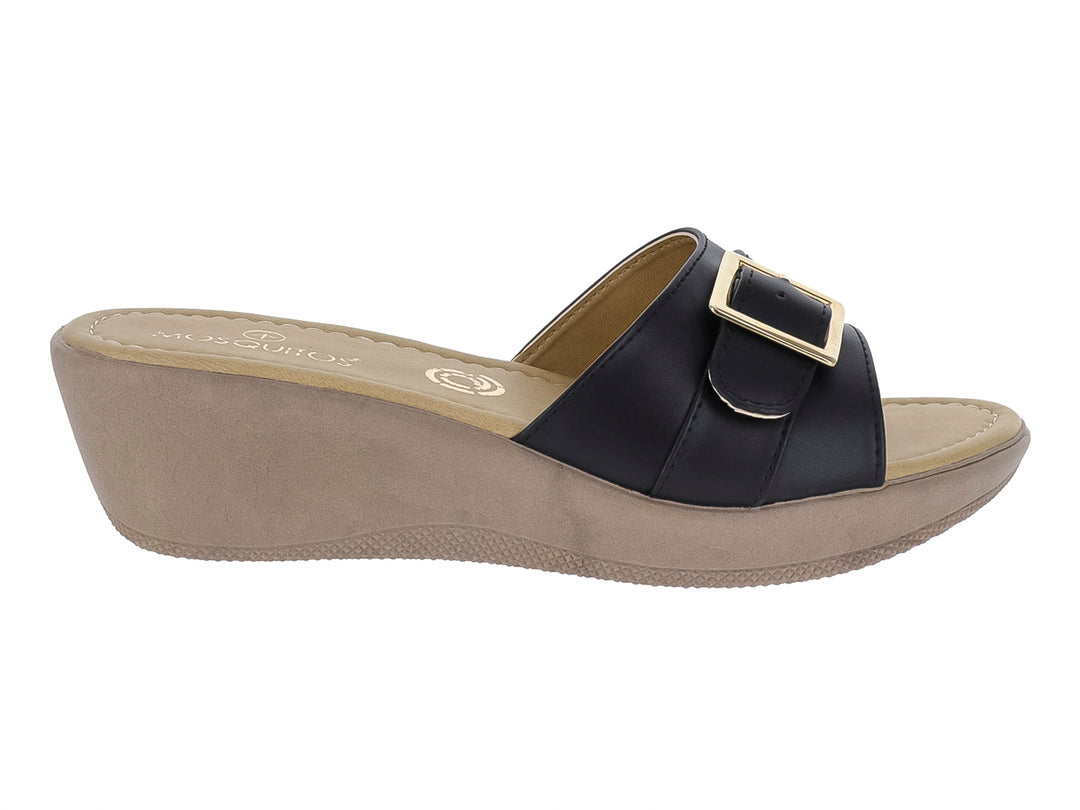 Sandalia de cuña color negro con hebilla dorada y suela beige para mujer.