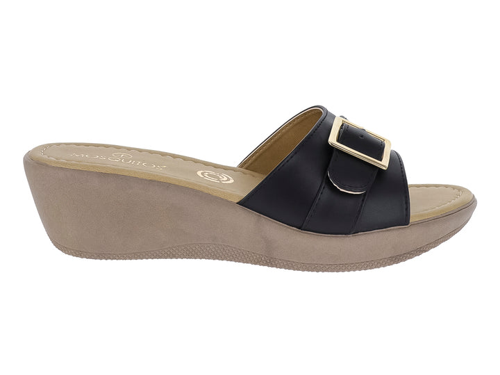 Sandalia de cuña color negro con hebilla dorada y suela beige para mujer.