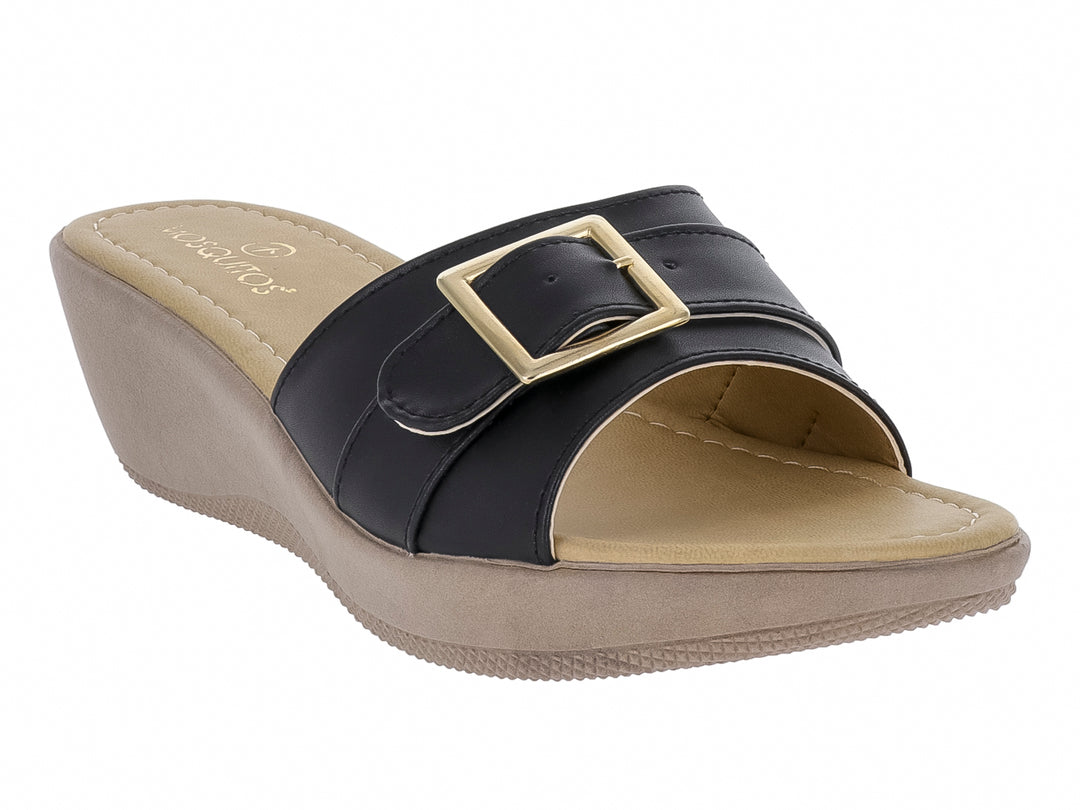 Sandalia de cuña color negro con hebilla dorada y suela beige para mujer.