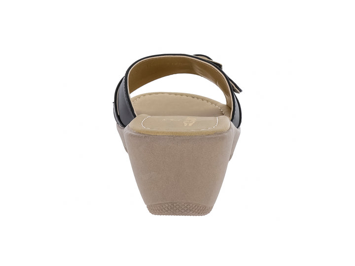 Sandalia de cuña color negro con hebilla dorada y suela beige para mujer.