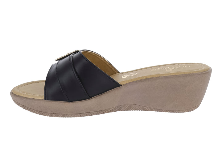 Sandalia de cuña color negro con hebilla dorada y suela beige para mujer.