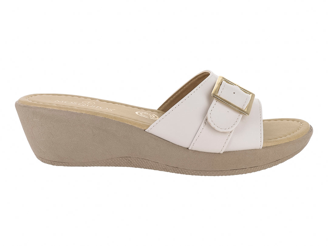 Sandalia blanca de plataforma con hebilla dorada y suela beige para mujer.