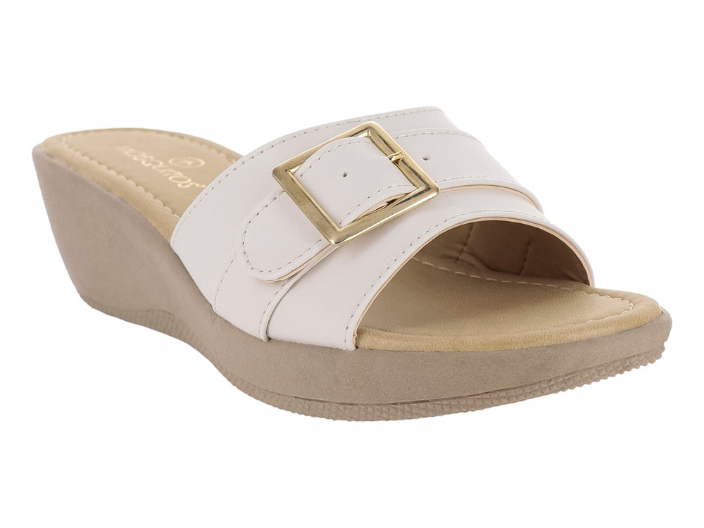 Sandalia blanca de plataforma con hebilla dorada y suela beige para mujer.