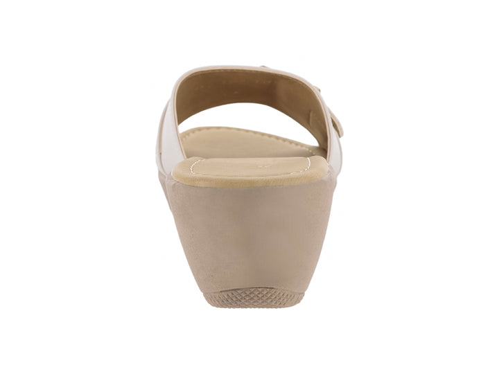 Sandalia blanca de plataforma con hebilla dorada y suela beige para mujer.