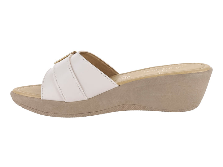 Sandalia blanca de plataforma con hebilla dorada y suela beige para mujer.