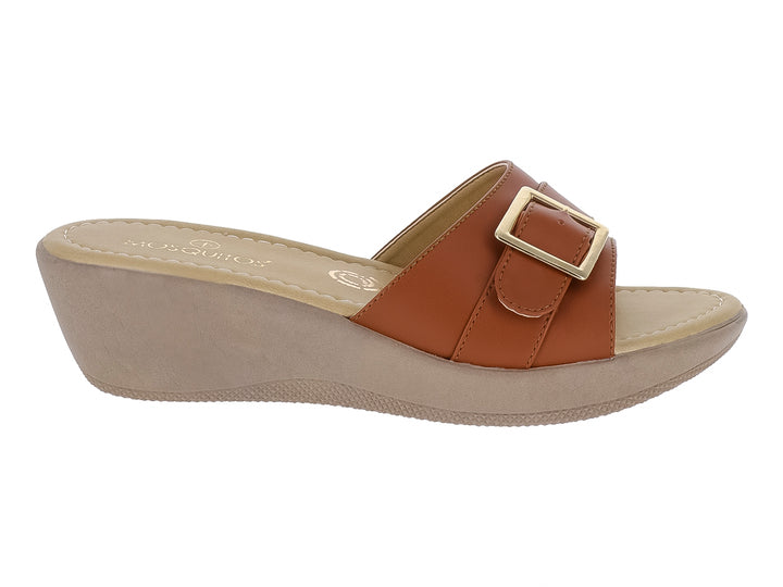 Sandalia de cuña color taupe con correa marrón y hebilla dorada para mujer.