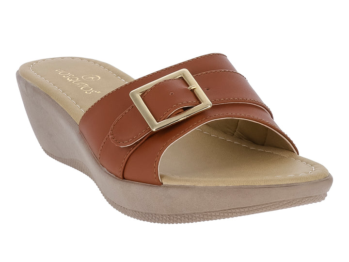 Sandalia de cuña color taupe con correa marrón y hebilla dorada para mujer.