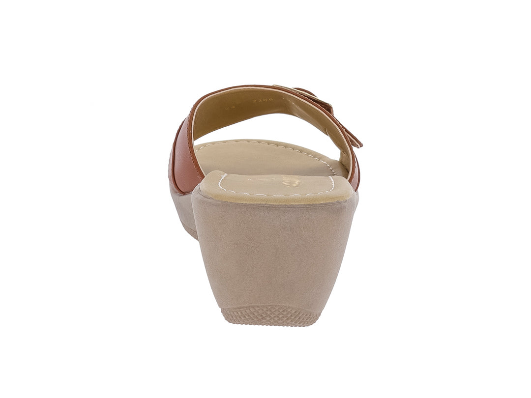 Sandalia de cuña color taupe con correa marrón y hebilla dorada para mujer.