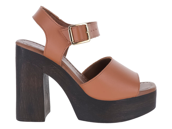 Sandalias color armañac para mujer con plataforma y tacón grueso negro, cierre con hebilla en el tobillo.