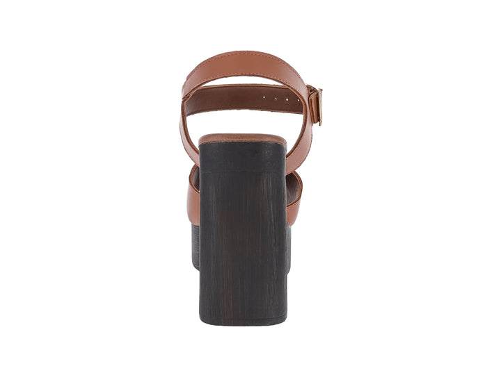 Sandalias color armañac para mujer con plataforma y tacón grueso negro, cierre con hebilla en el tobillo.