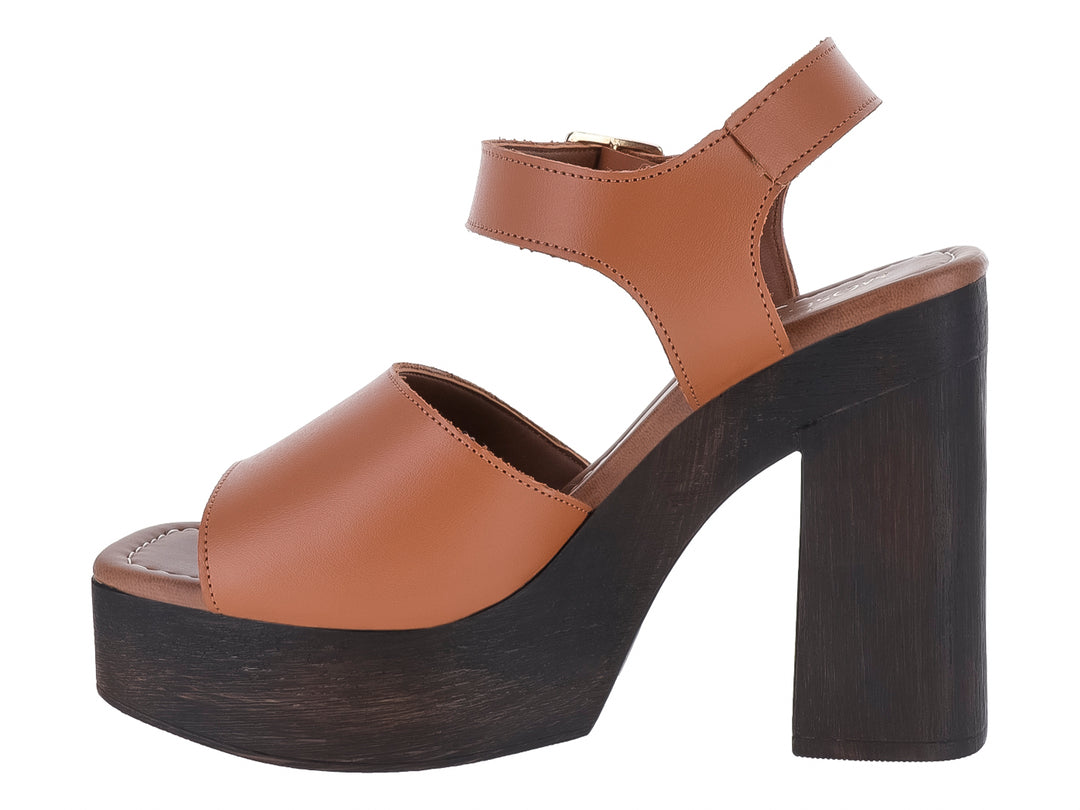 Sandalias color armañac para mujer con plataforma y tacón grueso negro, cierre con hebilla en el tobillo.