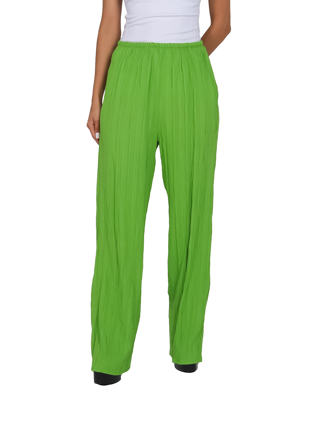 Pantalón verde brillante para mujer con textura plisada y corte de pierna ancha.