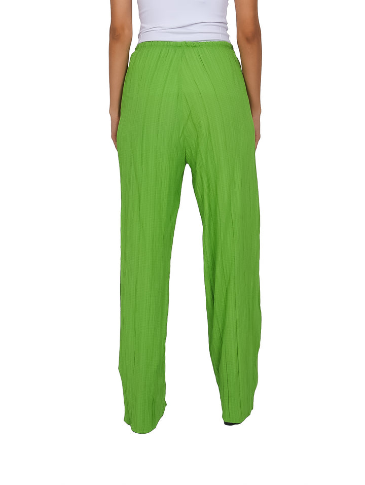 Pantalón verde brillante para mujer con textura plisada y corte de pierna ancha.