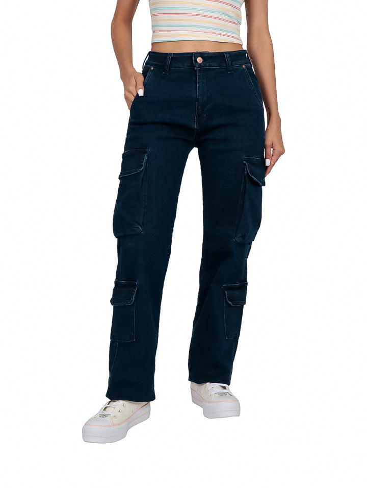 Mujer vistiendo pantalón cargo de color azul oscuro con bolsillos laterales y corte recto.