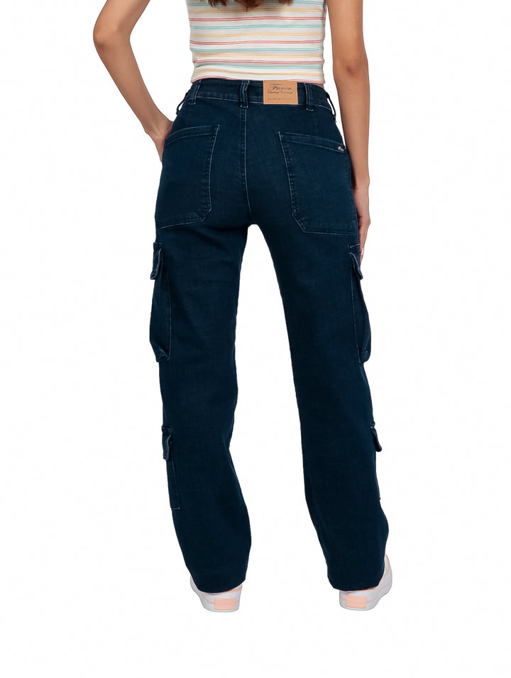 Mujer vistiendo pantalón cargo de color azul oscuro con bolsillos laterales y corte recto.