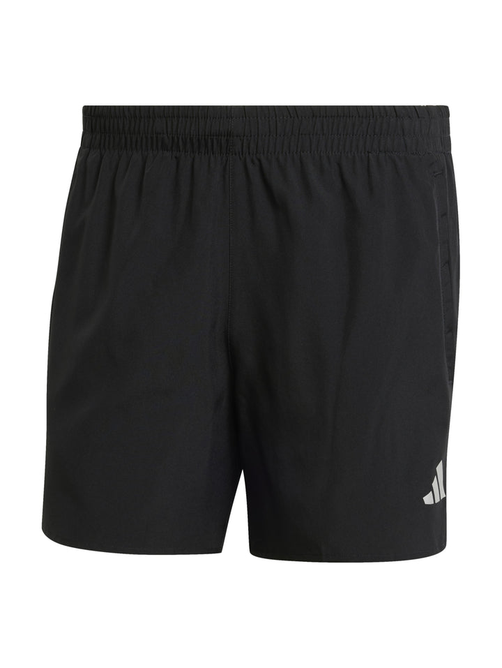 Hombre vistiendo shorts deportivos Adidas color negro de corte corto para correr.