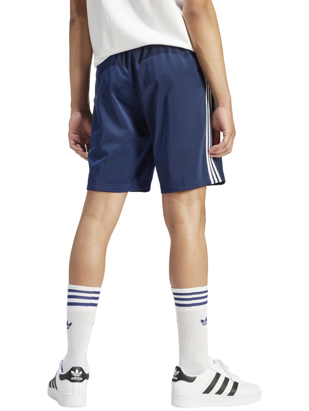 Shorts deportivos Adidas Firebird en color azul Night Indigo con rayas blancas laterales y logo bordado.