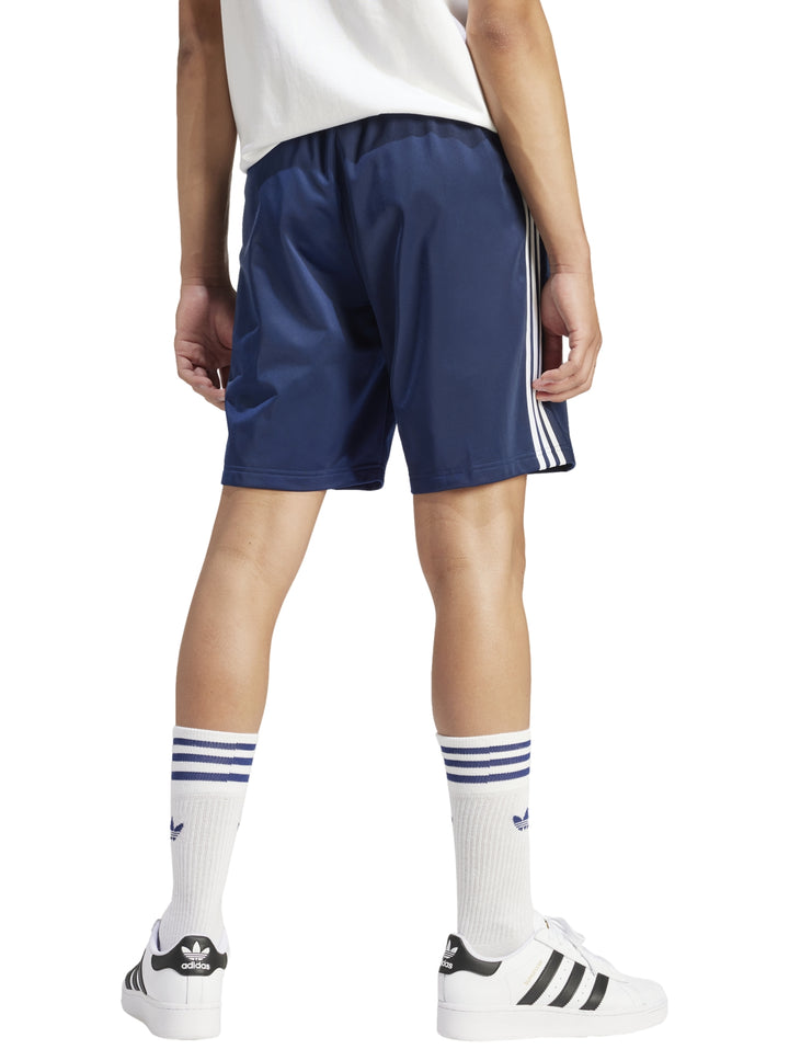 Shorts deportivos Adidas Firebird en color azul Night Indigo con rayas blancas laterales y logo bordado.