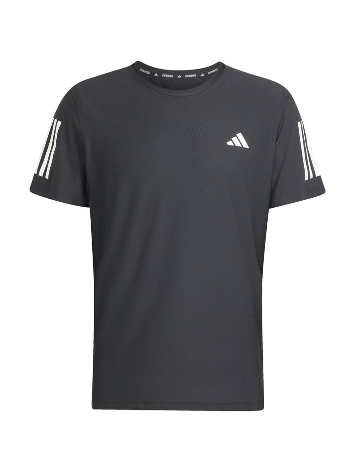 Hombre vistiendo playera deportiva Adidas de color negro con detalles blancos en mangas y pecho.