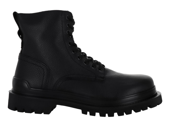 Bota de cuero negro Fabian Arenas con agujetas y suela gruesa dentada sobre fondo blanco.