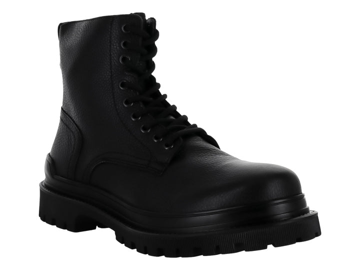 Bota de cuero negro Fabian Arenas con agujetas y suela gruesa dentada sobre fondo blanco.