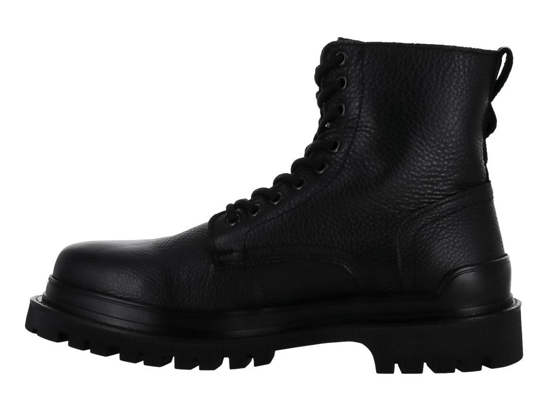 Bota de cuero negro Fabian Arenas con agujetas y suela gruesa dentada sobre fondo blanco.