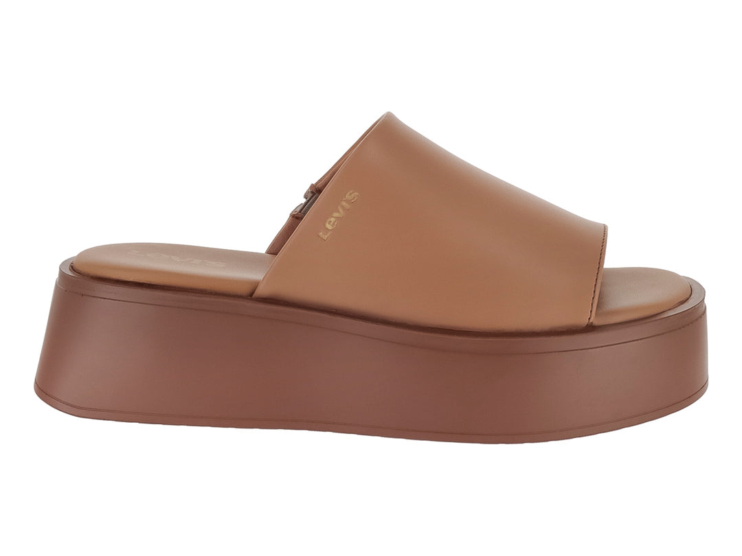 Sandalias de plataforma color tan con banda ancha y logo de Levi's en dorado.