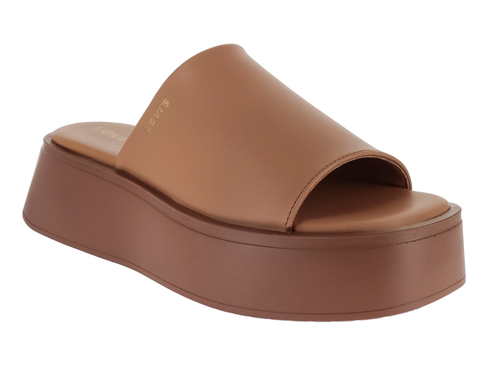 Sandalias de plataforma color tan con banda ancha y logo de Levi's en dorado.