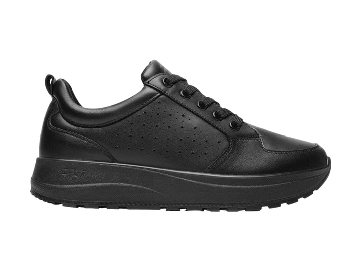 Tenis Flexi color negro de cuero con detalles perforados y suela gruesa.