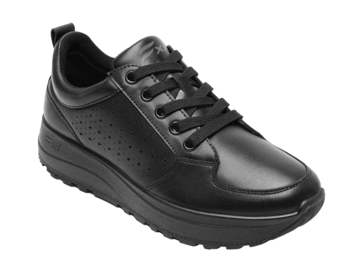 Tenis Flexi color negro de cuero con detalles perforados y suela gruesa.