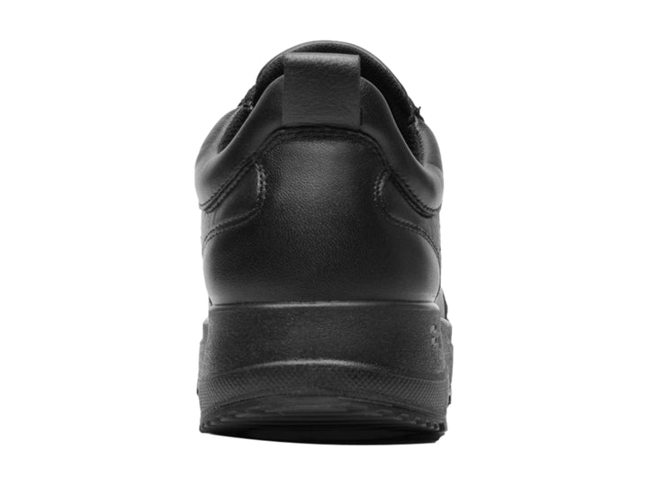 Tenis Flexi color negro de cuero con detalles perforados y suela gruesa.