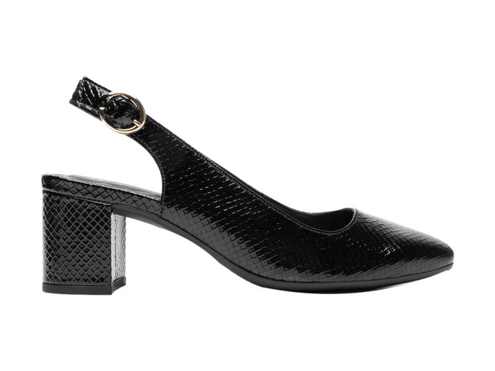 Zapato negro de tacón cuadrado con correa y hebilla dorada, acabado texturizado.