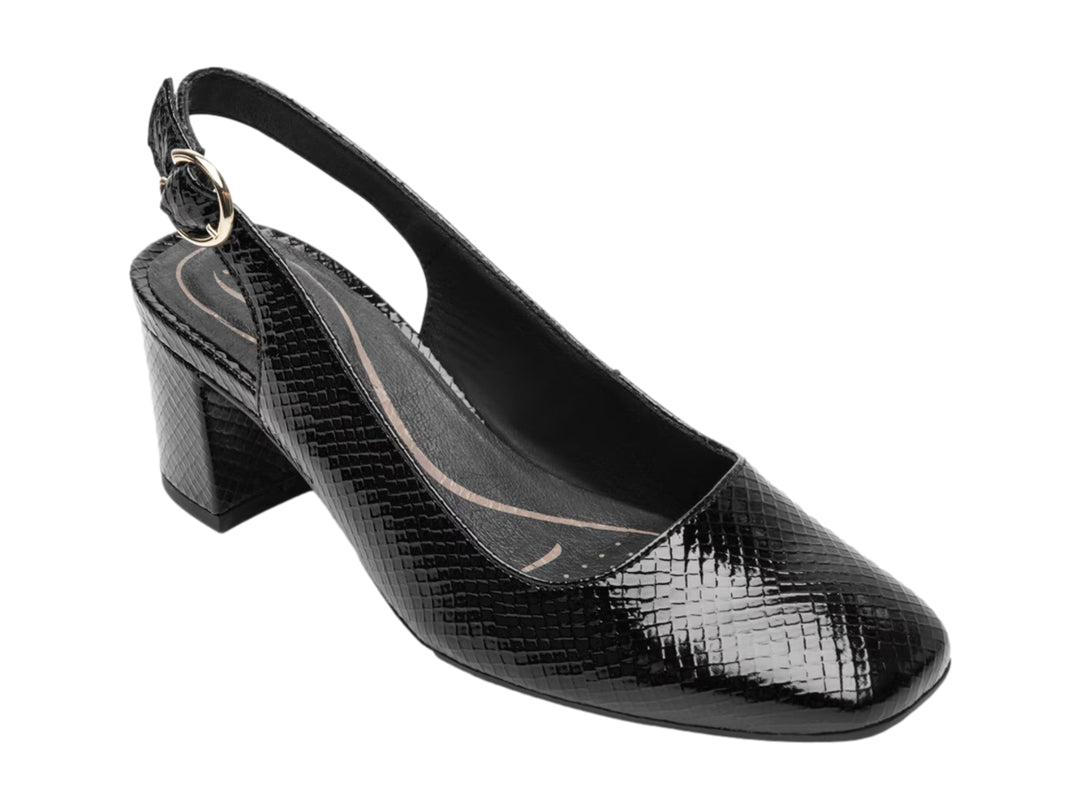 Zapato negro de tacón cuadrado con correa y hebilla dorada, acabado texturizado.