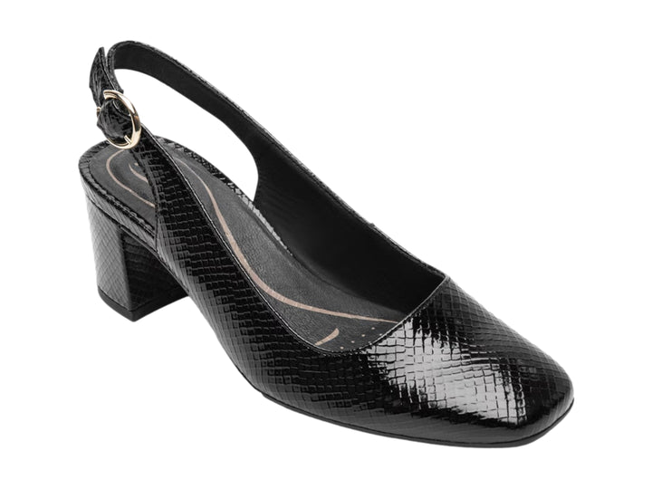 Zapato negro de tacón cuadrado con correa y hebilla dorada, acabado texturizado.