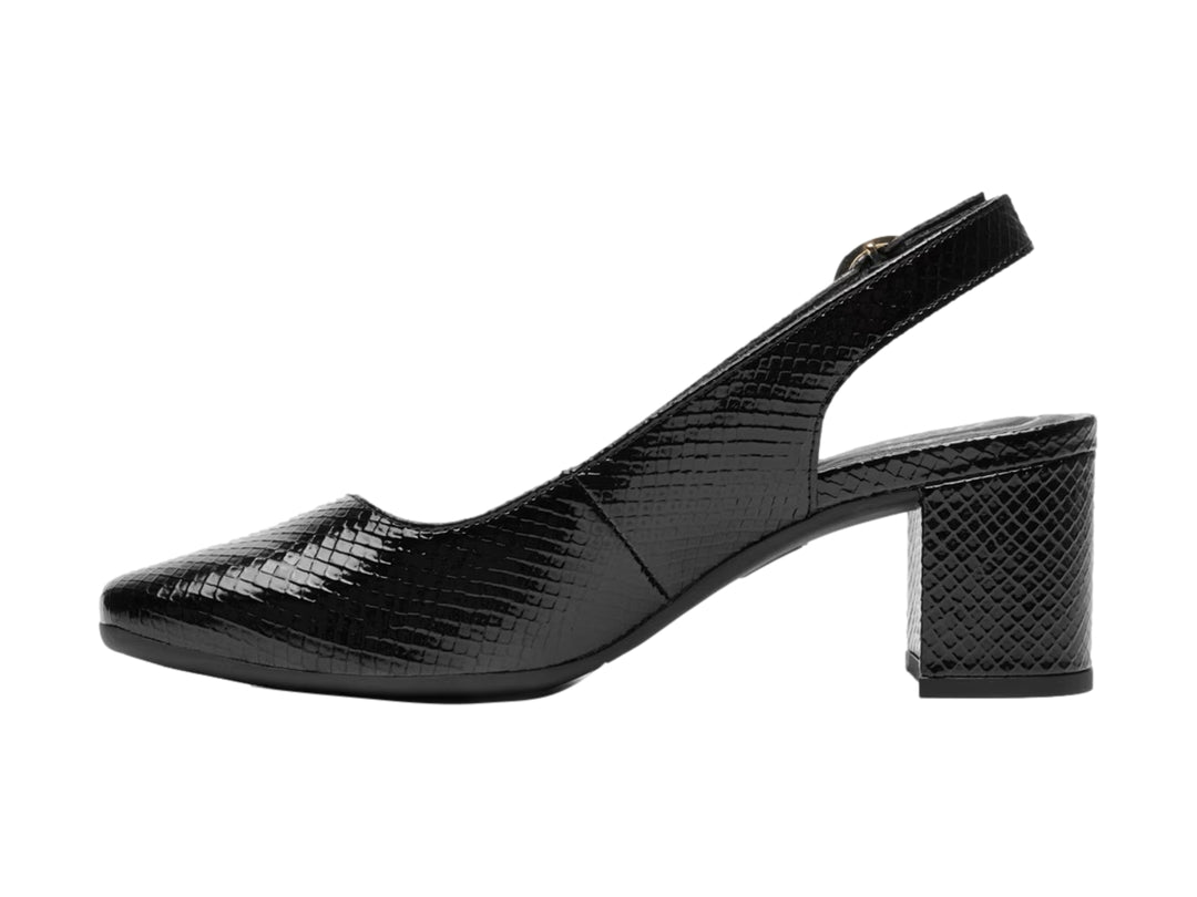 Zapato negro de tacón cuadrado con correa y hebilla dorada, acabado texturizado.